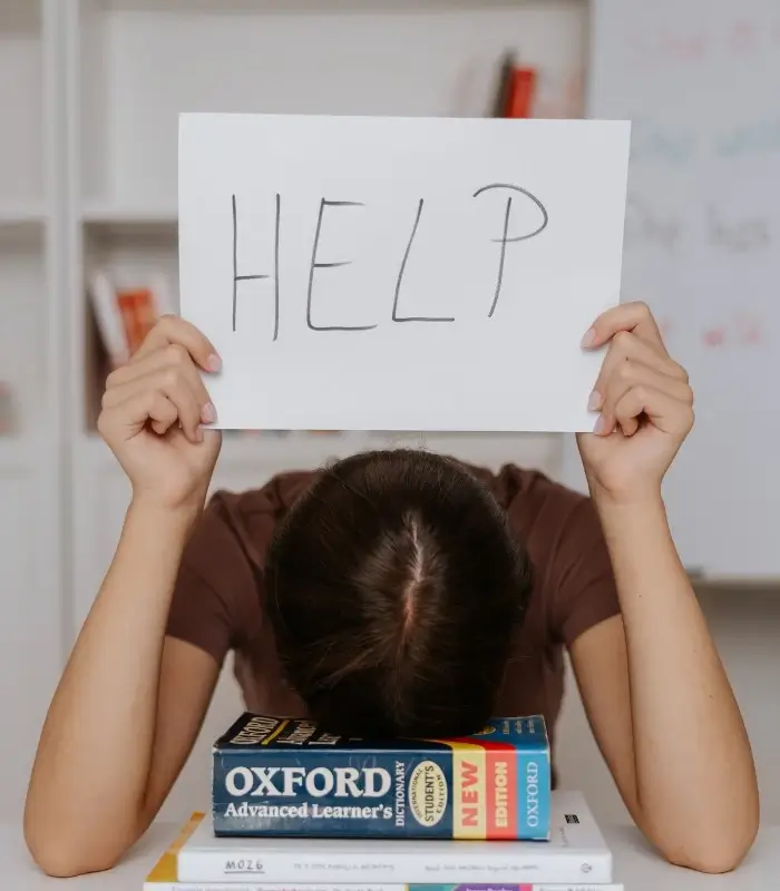 Dziecko z kartką z napisem "help"