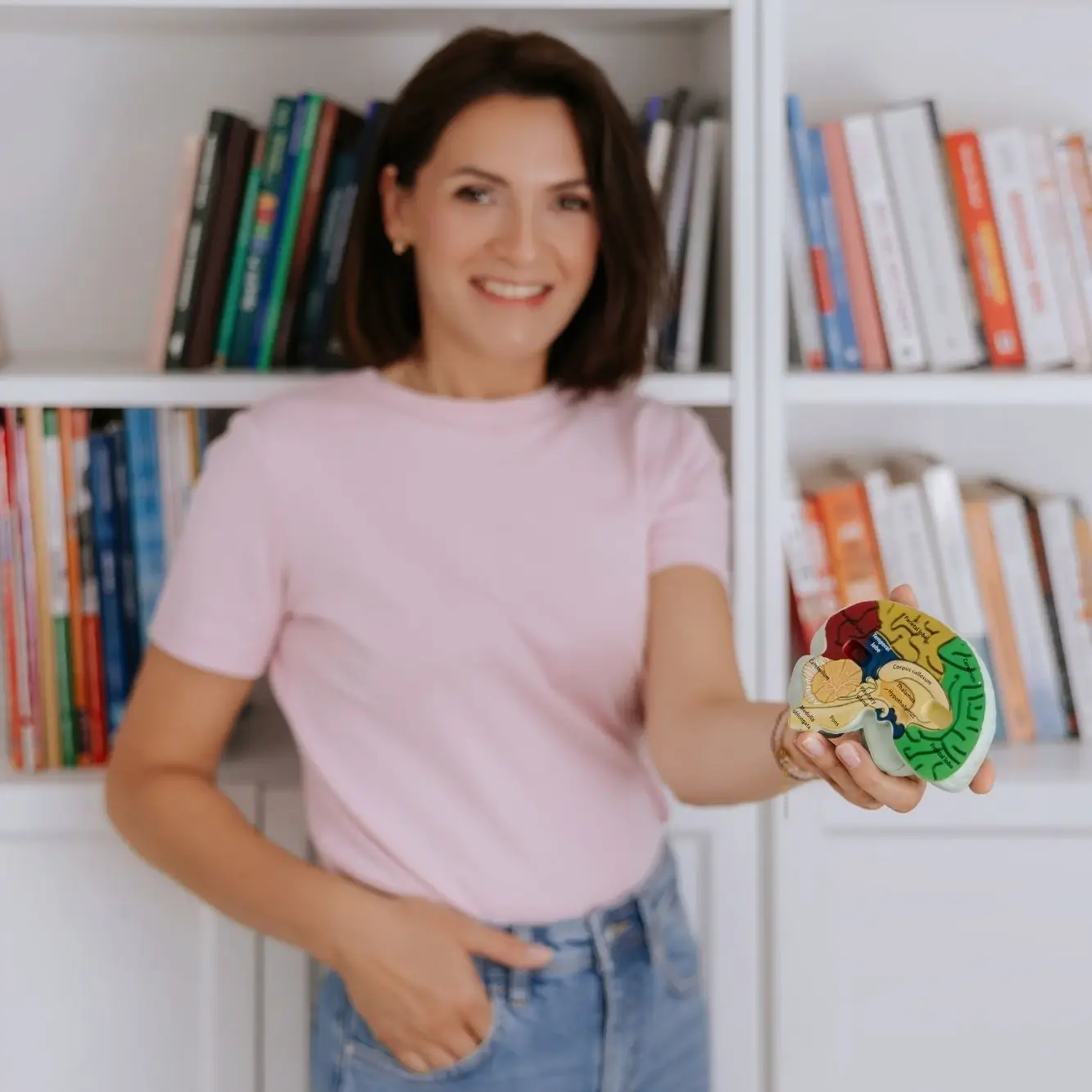 Dorota Burkowicz z modelem mózgu w ręce