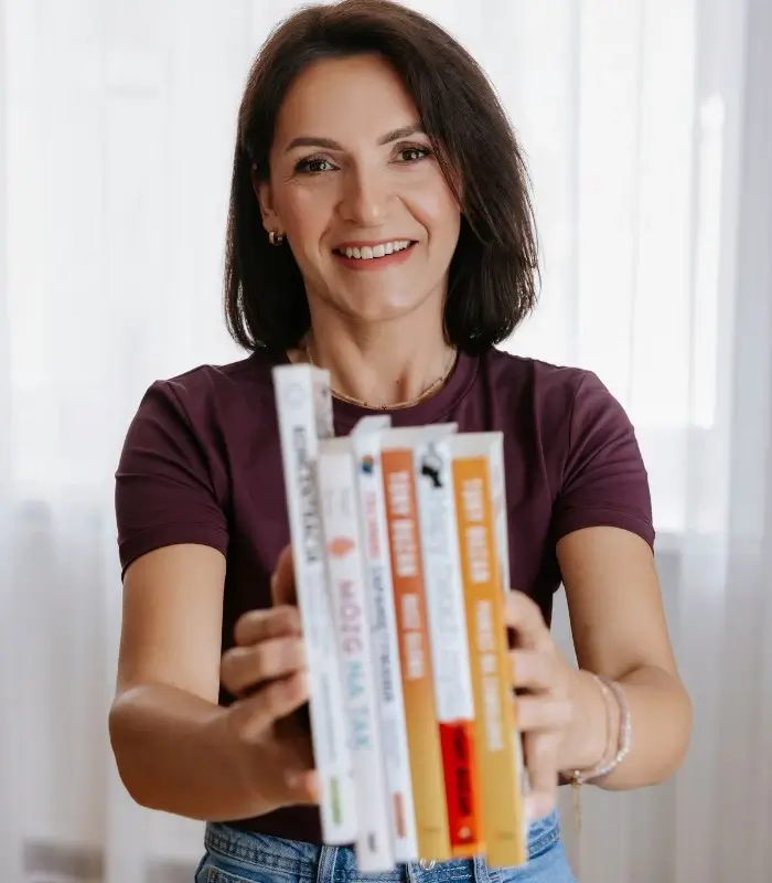 Dorota Burkowicz prezentująca książki z neurodydaktyki
